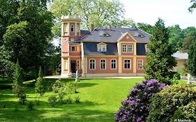 Ferienwohnung Im Gutshof Direkt Gegenueber Dem Schloss, Rhododendronpark Mit Terrasse Und Wlan